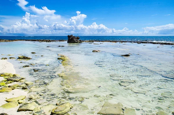 Increíble hermosa vista de la isla de San Andrés desde Johnny Cay en un hermoso día soleado en San Andrés, Colombia —  Fotos de Stock