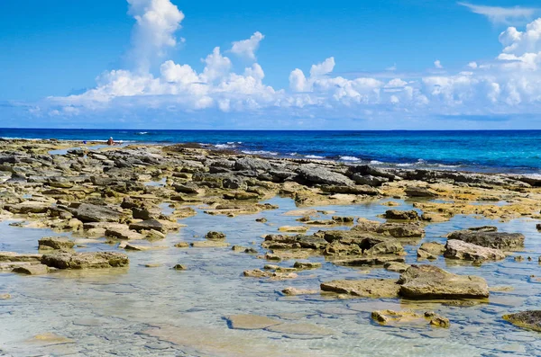 Primer plano de rocas en la playa de San Andrés de Johnny Cay en un hermoso día soleado en Colombia —  Fotos de Stock