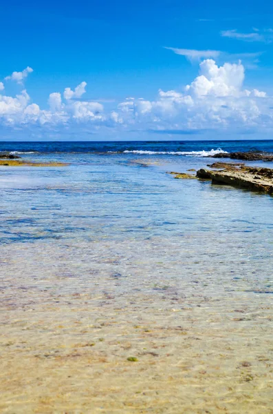 迷人的蓝色天空在圣安德斯岛从约翰尼珊瑚礁在一个美丽的阳光明媚的一天在哥伦比亚的圣安德斯 — 图库照片