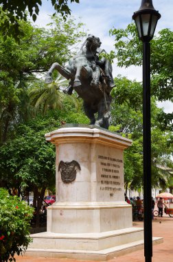 Santa Marta, Kolombiya - 21 Ekim 2017: Simon Bolivar Plaza Bolivar, Santa Marta önemli heykeli