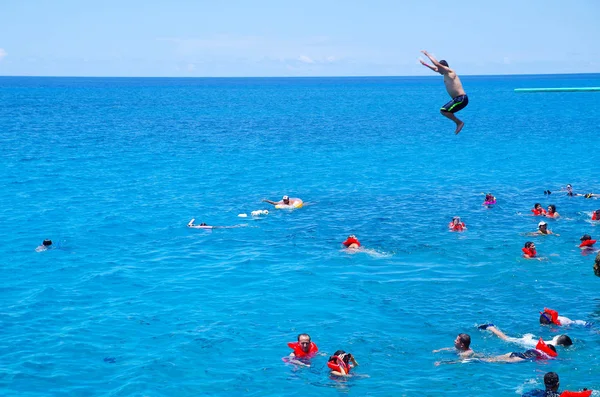 웨스트 뷰, 콜롬비아-10 월 3 일, 2017: 정체 불명된 사람들 점프, 수영 및 화려한 푸른 물, 산에는 화창한 날 동안 조니 케이에서 산 안 드 레 스 섬에에서 아름 다운 감상 — 스톡 사진