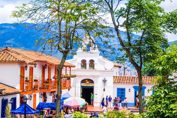 Medellín, Colombia - 19 de diciembre de 2017: Vista exterior de fachada de tejados de barro con algunos edificios coloridos y algunas personas caminando por Pueblito Paisa en la Colina Nutibara, reproducción de la — Foto de Stock