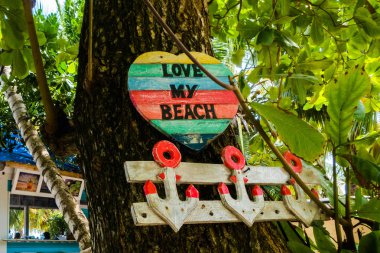 San Andres, Kolombiya - 21 Ekim 2017: Bilgilendirici işareti San Andres ile Kolombiya güzel plaj