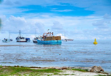 San Andres, Kolombiya - 21 Ekim 2017: San Andres, Kolombiya güneşli bir günde sırasında San Andres adasında bir tekne yelken bir balıkçı güzel manzarasına