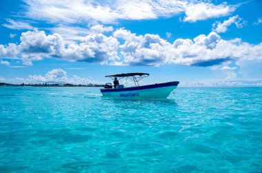 San Andres, Kolombiya - 21 Ekim 2017: bir gorgeos mavi su, San Andres Island San Andres, Kolombiya güneşli bir günde sırasında bir tekne yelken bir adamın güzel manzara şaşırtıcı