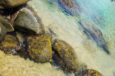 Beyaz kum, mavi su, su ve güzel gökyüzü, Cabo San Juan, Tayrona Milli Parkı, Kolombiya birçok kayalarda güzel açık görünüm