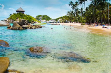 Tayrona, Kolombiya 20 Ekim 2017: Kimliği belirsiz kişi ile bazı tekneler, su Cabo San Juan, yüzme Tayrona Milli Parkı, Kolombiya panoramik manzaralı