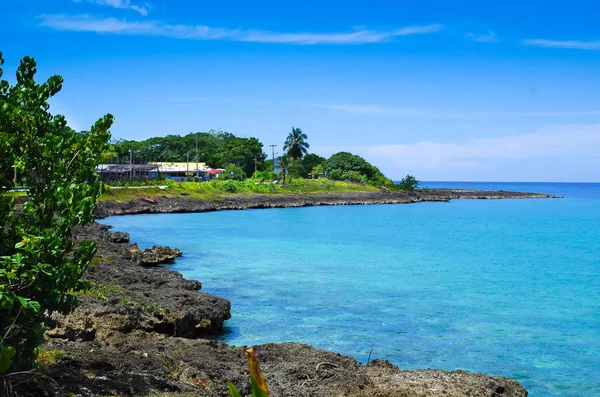 Bella vista di una gorgeos blu acqua, Isola di San Andres in una giornata di sole a San Andres, Colombia — Foto Stock