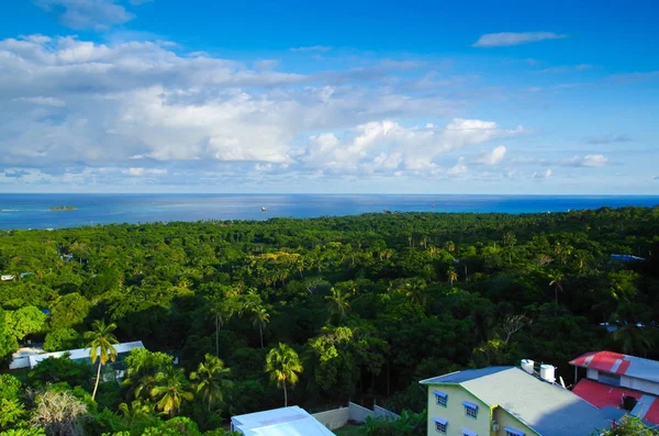 Bella vista sul paesaggio di alcuni edifici dell'isola di San Andres Colombia e Mar dei Caraibi Sud America — Foto Stock