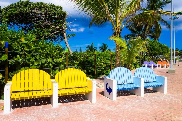 SAN ANDRES, COLOMBIE - 21 OCTOBRE 2017 : Gros plan de chaises publiques colorées, jaunes et bleues dans un boulevar à San Andres, Colombie — Photo