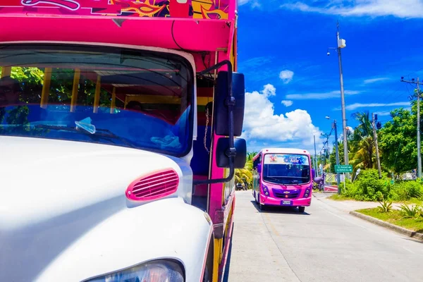 Сан-Андрес, Колумбія - 21 жовтня 2017: Відкритий погляд на барвисті машини на дорозі в Сан-Андрес, Колумбія — стокове фото