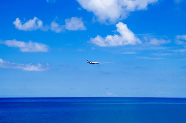 SAN ANDRES, COLOMBIA - 21 DE OCTUBRE DE 2017: Vista exterior de un avión sobre el mar, en un hermoso agua azul en un día soleado en San Andrés, Colombia — Foto de Stock