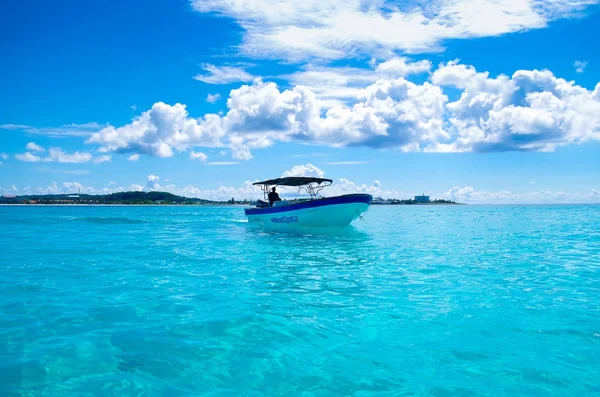 San andres, kolumbien - 21. oktober 2017: atemberaubend schöner blick auf einen mann, der in einem boot in einem atemberaubenden blauen wasser segelt, san andres insel an einem sonnigen tag in san andres, kolumbien — Stockfoto