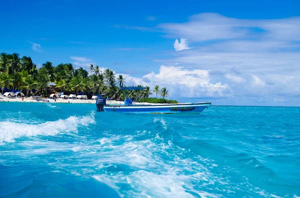 San Andres, Kolombiya - 21 Ekim 2017: bir gorgeos mavi su, San Andres Island San Andres, Kolombiya güneşli bir günde sırasında bir tekne yelken bir adamın güzel manzara şaşırtıcı