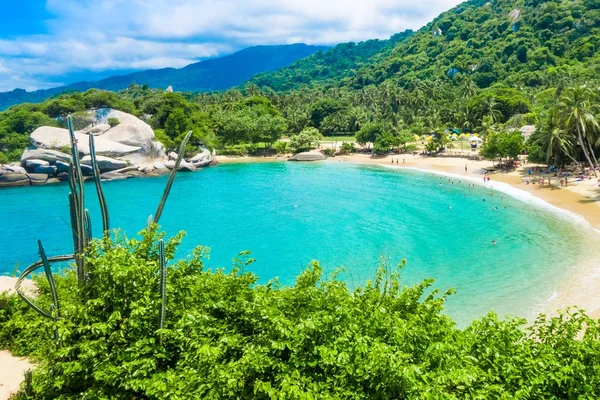 Vista aérea de pessoas não identificadas desfrutando da água da praia no Cabo San Juan, Parque Nacional Tayrona, Colômbia — Fotografia de Stock