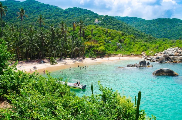 TAYRONA, COLOMBIE 20 OCTOBRE 2017 : Vue aérienne de personnes non identifiées profitant de la belle journée ensoleillée et nageant dans l'eau, avec quelques bateaux à Cabo San Juan, Parc National Naturel Tayrona — Photo