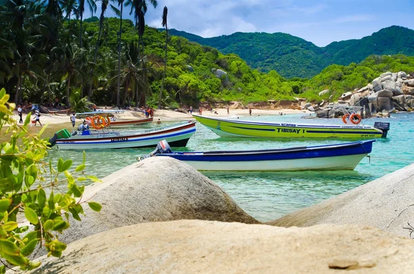 TAYRONA, COLÔMBIA OUTUBRO 20, 2017: Pessoas não identificadas desfrutando do belo dia ensolarado e alguns barcos na água em Cabo San Juan, Parque Nacional Tayrona, Colômbia — Fotografia de Stock