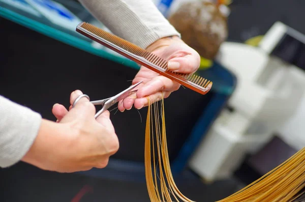 Close up van een kapper knippen van het haar van een vrouw, selectieve aandacht — Stockfoto