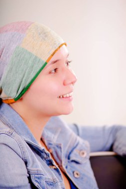 Bulanık arka planda, yan görünüm başörtüsü giyen kanseri kadın portresi