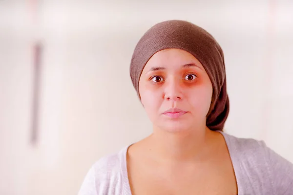 Ritratto di donna con cancro che indossa il velo, guardando la macchina fotografica su uno sfondo sfocato — Foto Stock