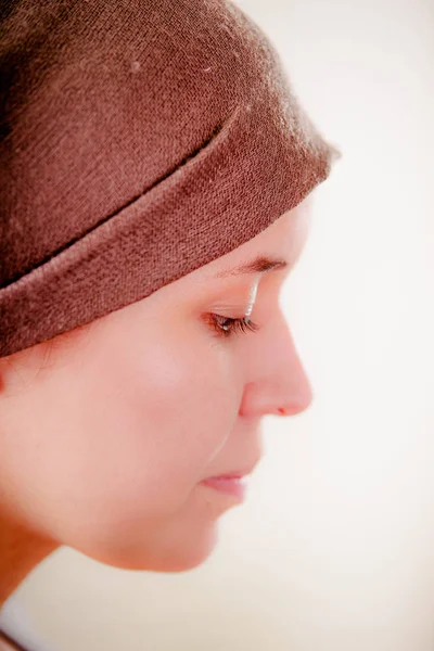 Retrato de una mujer con cáncer que usa pañuelo en la cabeza en un fondo borroso, vista lateral —  Fotos de Stock