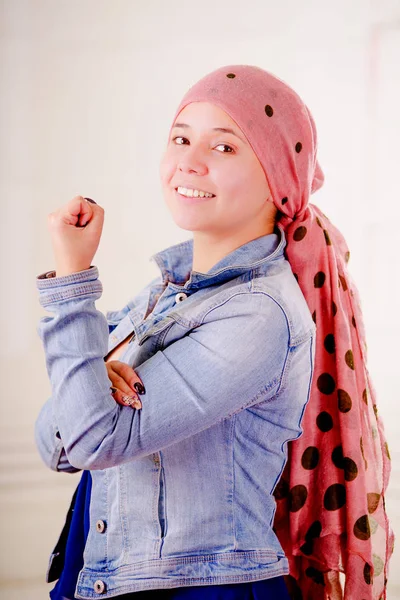 Primo piano di una donna con il cancro che indossa il velo, con un atteggiamento positivo, su uno sfondo sfocato — Foto Stock