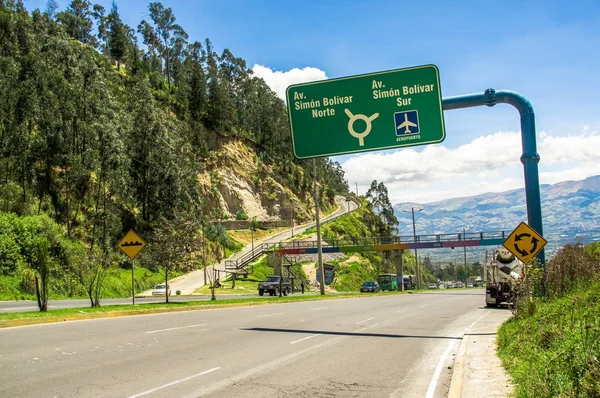 Quito, Ecuador - 23 de noviembre de 2017: Vista superior de la carretera Simón Bolívar en las montañas para visitar el vertedero municipal en un hermoso día, y signo informativo en la ciudad de Quito, Ecuador — Foto de Stock