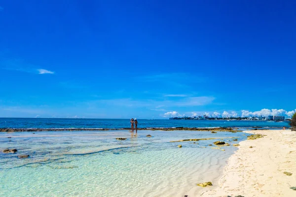 Splendida splendida vista dell'isola di San Andres da Johnny Cay in una splendida giornata di sole a San Andres, Colombia — Foto Stock