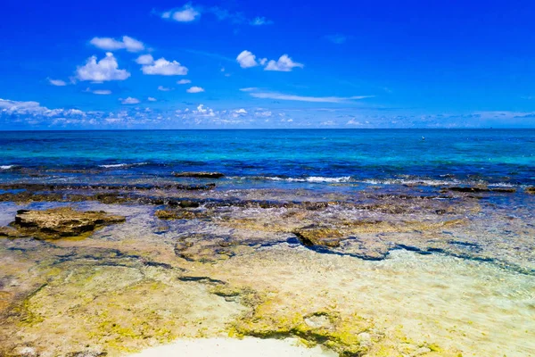 Hermosa vista de la isla de San Andrés desde Johnny Cay en un hermoso día soleado en San Andrés, Colombia — Foto de Stock