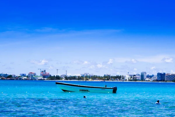 JOHNNY CAY, COLOMBIA - OCTOBER 21, 2017: Amazing beautiful view of San Andres Island from Johnny Cay in a gorgeous sunny day in San Andres, Colombia — Stock Photo, Image