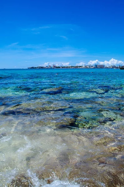Otroligt vackra kristallklara vatten i San Andres Island från Johnny Cay i en underbar solig dag i San Andrés, Colombia — Stockfoto