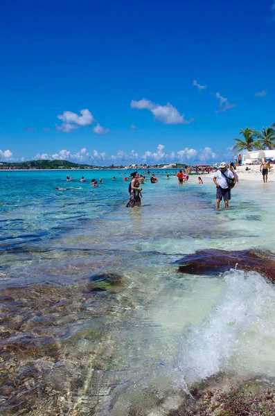 Johnny Cay, Colombia - 21 oktober 2017: Utomhus Visa oidentifierade människor njuter av den vackra soliga dagen och simma i vattnet i kusten av Johnny Cay ön — Stockfoto