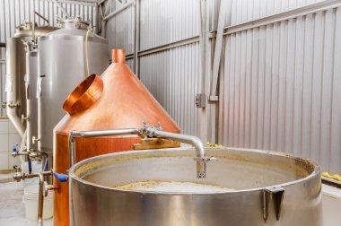 Su ısıtıcılar, gemiler, Küvetler ve paslanmaz çelik, Quito bira fabrikasında yapılmış borular bira ile Modern bira bitki bira fabrikası,