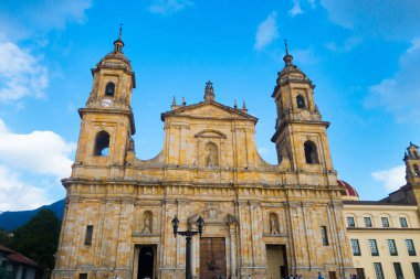 Bogota, Kolombiya 22 Ekim 2017: Ana kilise, Bogota, Colombia, Latin Amerika'da Bolivar kare kare
