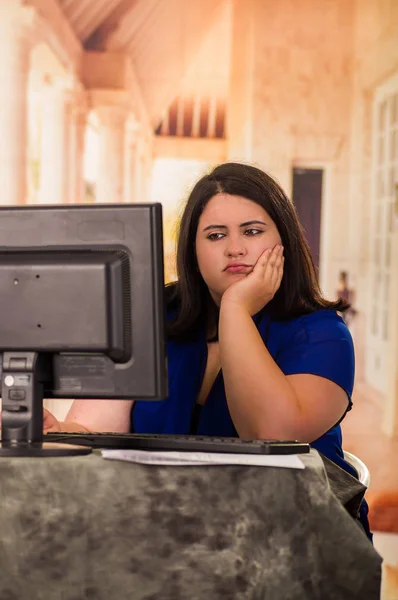 Portret zmęczony Gruba kobieta pracuje na laptopie siedząc z przodu z jej biurku w biurze — Zdjęcie stockowe