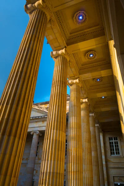 Detailoverzicht van de pijlers in het Capitolio Nacional in Bogota — Stockfoto