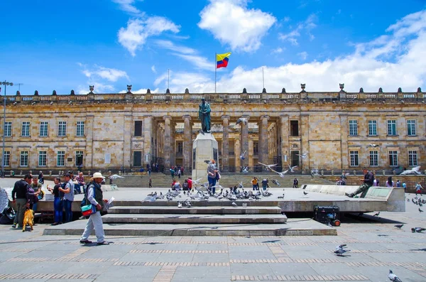 Bogotá, Kolumbia - 2017. október 22.: Azonosítatlan emberek gyaloglás és fényképeztem az a gyönyörű szobor emlékmű, Simon de Bolivar Fuerte Plaza itt: Bogota, Kolumbia — Stock Fotó