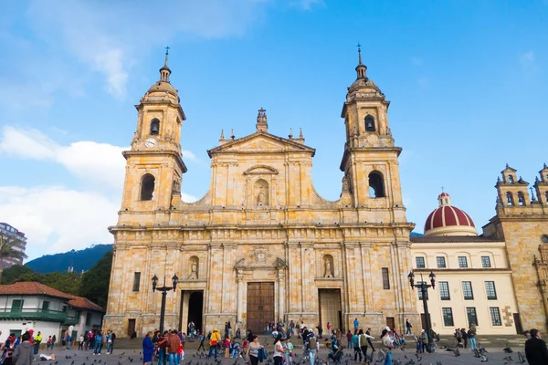 Bogota, Colombia, 22 oktober 2017: Niet-geïdentificeerde mensen lopen in Bolivar vierkant kerk in een mooie blauwe hemel in Bogota, Colombia, Latijns-Amerika — Stockfoto