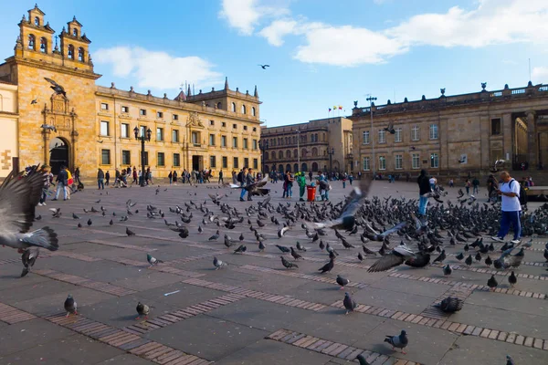 BOGOTA, COLOMBIA OCTOBER 22, 2017: Unidentified people walking in Bolivar square in a beautiful blue sky with dozens of pigeons in the square, in Bogota, Colombia, Latin America — 图库照片