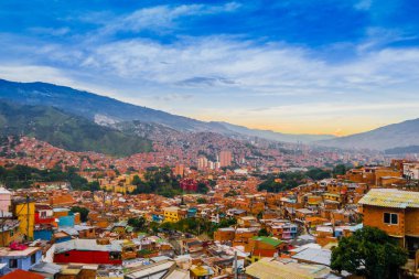 Güzel manzaralı güzel bir düzülmüş Medellin Antioquia şehir binaların çatıları, Kolombiya gün batımı