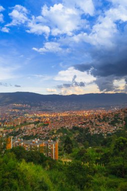 Güzel manzaralı Medellin, düzülmüş güzel içinde Antioquia, Kolombiya gün
