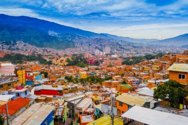 Güzel manzaralı güzel bir düzülmüş Medellin Antioquia şehir binaların çatıları, Kolombiya gün batımı