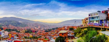 Medellin, Kolombiya, Kasım, 30, 2017: Panoramik bir düzülmüş güzel Medellin Antioquia şehir binaların çatıları Kolombiya gün batımı