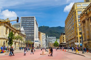 Bogota, Kolombiya - Ekim, 11, 2017: Jimenez avenue de Bogota, sokaklarında yürüyüş tanımlanamayan kişi