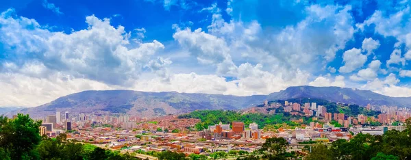 Panoramatický výhled na město Medellín, Antioquia v gorgeus krásný den v Kolumbii — Stock fotografie