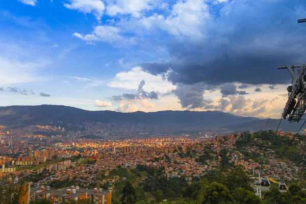 Vista panorâmica da cidade de Medellín, Antioquia em um lindo dia gorgeus na Colômbia — Fotografia de Stock