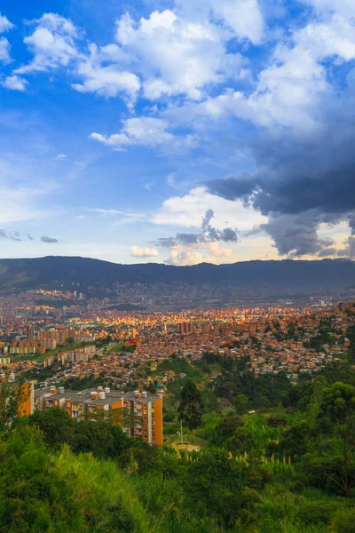 Beautiful landscape view of the city of Medellin, Antioquia in a gorgeus beautiful day in Columbia — стоковое фото