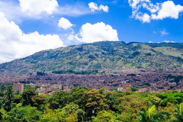 Gyönyörű kilátás nyílik a város Medellin, Antioquia, egy gyönyörű folyóvölgy magával ragadó nap Kolumbiában — Stock Fotó