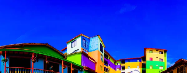 Guatape, Kolombiya - 19 Ekim 2017: Güzel panoramik bir şekilde dekore edilmiş binaların Guatape kenti yakınlarındaki Medellin, Antioquia, Colombia — Stok fotoğraf