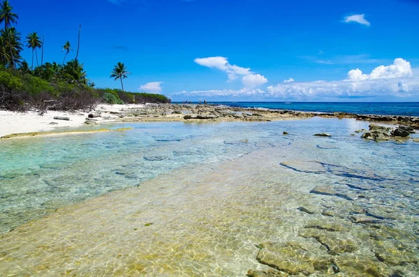 Increíble agua cristalina en la isla de San Andrés de Johnny Cay en un hermoso día soleado en San Andrés, Colombia — Foto de Stock
